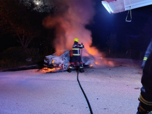Gorio automobil kod Krupe na Vrbasu, vatra ga potpuno uništila