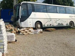 Dvoje djece i vozač povrijeđeni u sudaru automobila i autobusa kod Laktaša