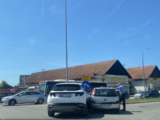 Udes na kružnom toku kod Lesnine