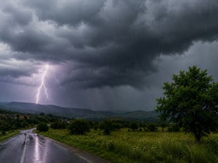 СТИЖЕ НЕВРИЈЕМЕ: Пљускови, грмљавина и град
