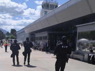 Avion sa putnicima iz Srbije zadržan na aerodromu Tivat