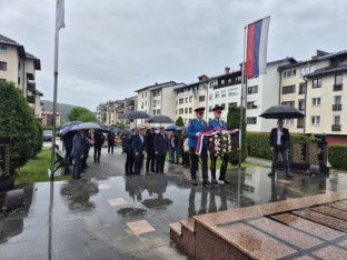 Минић и Мастиловић положили вијенац на споменик погинулим борцима у Палама
