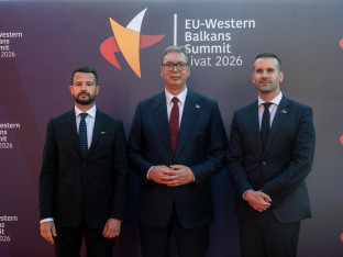 Vučić u Tivtu sa Milatovićem i Spajićem