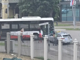 Sudar autobusa i taksija kod zgrade Vlade u Banjaluci