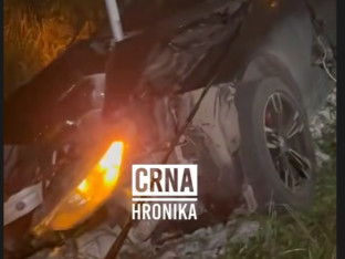 BMW potpuno smrskan, vozač prošao bez ogrebotine pa se fotografisao sa olupinom (FOTO)