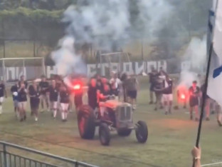Traktor na terenu, sve okolo gori: Ovako se slavi ulazak u treću ligu