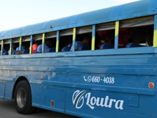 Kurasao u starom autobusu bez prozora i vrata stigao na Mundijal!