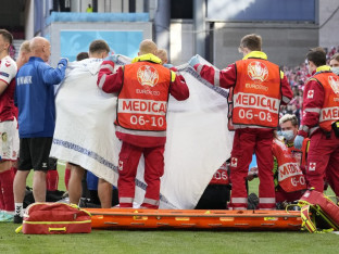 Eriksen se ponovo srušio na terenu (VIDEO)