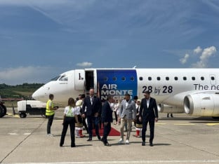 Промотивни лет Тиват-Бањалука: Авион из Црне Горе слетио на бањалучки аеродром