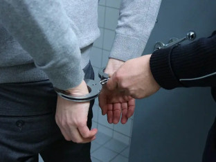 Uhapšeno lice zbog fizičkog napada na muškarca i policajca