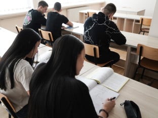 Поражавајући подаци уочи уписа средњошколаца у БиХ: Клупе остале без 22.000 ђака