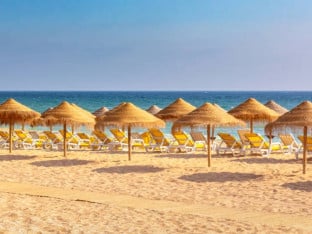 Šok za posjetioce poznate plaže: Zabranjeni suncobrani i ležaljke
