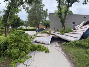Олуја носила кровове у Новој Градишци, оштећена и мртвачница болнице