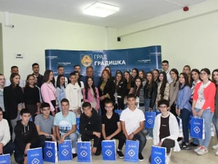 Градоначелник Зоран Аџић уприличио пријем за 45 најбољих ученика Градишке