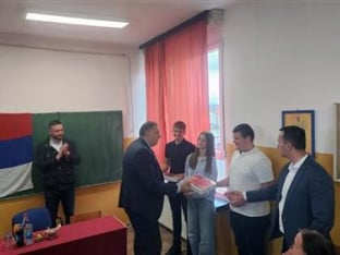 Додик уручио информатичку опрему за троје успјешних ученика