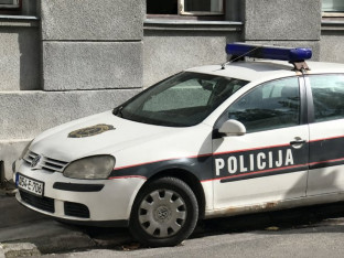 Pijana djevojka napala policajca i povrijedila ga