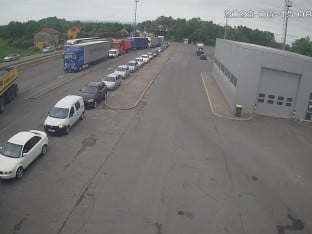Дуге колоне на више граничних прелаза