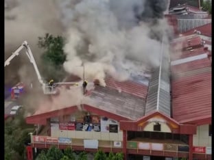 Drama na Novom Beogradu: Više od dva časa traje borba sa velikim požarom u TC „Enjub“