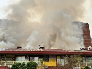 Lokalizovan požar na tržnom centru, dva vatrogasca povrijeđena