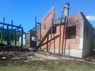 Изгорјела кућа породице Петковић: Седморо дјеце остало без крова над главом