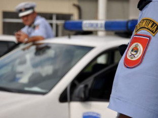 „Stavi mi lisice, znaš li ti ko sam ja?“: Pijan i drogiran napao policiju u Trebinju