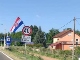 Уклоњене заставе БиХ, постављене Хрватске