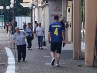 Чавка у дресу БиХ прошетао центром Бањалуке: Ово је град љубави (ВИДЕО)