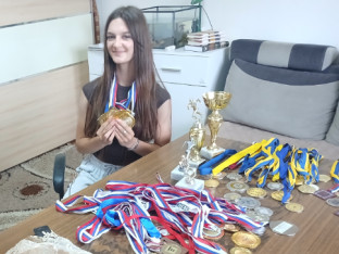 Рогатичанка Катарина Пешић спојила петице, медаље и хуманост