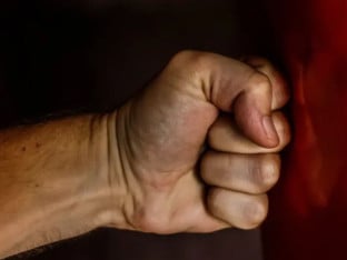 Sugrađanina udarao pesnicama, pa ga šutnuo u zadnjicu: Potvrđena optužnica protiv Trebinjca