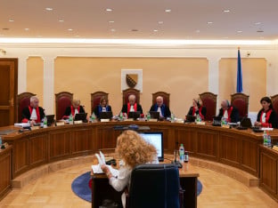 Sudije pred izborom - Ustav ili protektorat