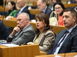 Polovina poslanika ne završava osvojeni mandat