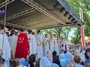 Liturgija u manastiru Gračanica, a potom parastos na Gazimestanu