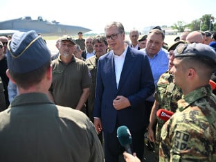 Vučić i Dodik na prikazu modernih sredstava i sistema Vojske Srbije u Batajnici