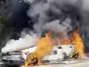 Drama kod Prijakovaca: Automobil u plamenu, policija reguliše saobraćaj (VIDEO)