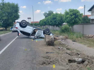 Težak udes u Bijeljini: Automobil udario u banderu pa se prevrnuo