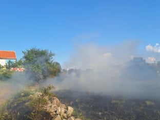Пожар код Гацка угрожава куће
