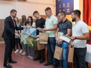 Клокић спонзорише студијско путовање за осам средњошколаца