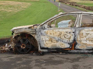 Maloljetnici ukrali automobil, vozili ga preko njiva dok se nije zapalio
