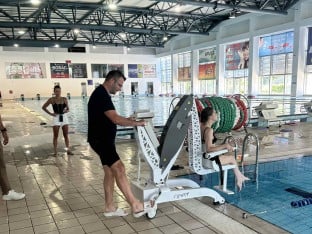 Bez barijera do bazena: Nabavljen mobilni lift za osobe sa invaliditetom