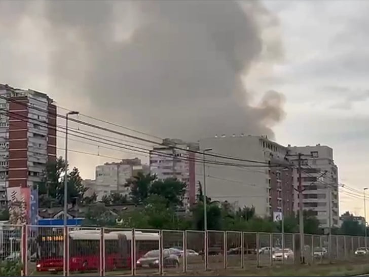 Gust crni dim vidljiv je iz više dijelova grada