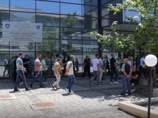 Sud u Prištini kaznio privedene Srbe na Gazimestanu sa po 700 evra