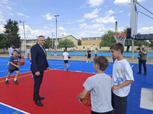 Minić otvorio košarkaško igralište u Srednjoškolskiom centru "Nikola Tesla" u Šamcu