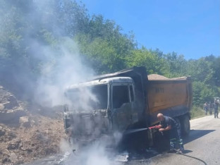 Kamion planuo tokom vožnje (VIDEO)