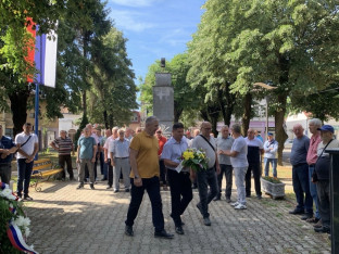 Положени вијенци на споменик палим борцима у Костајници