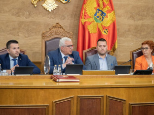 Dogovorene promjene ustava Crne Gore bez srpskog jezika?