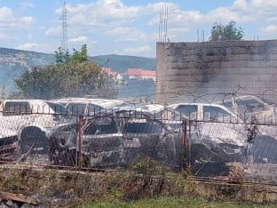 Povrijeđeni vatrogasci, izgorjelo sedam vozila: Krenuli da gase požar, pa doživjeli nesreću (FOTO)