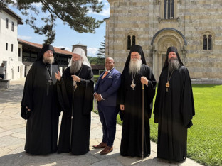 Patrijarh Porfirije i Trampov savjetnik Mark Berns stigli u Visoke Dečane