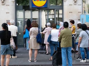 Toplotni talas promijenio navike Francuza: Tuča zbog klima-uređaja u Parizu