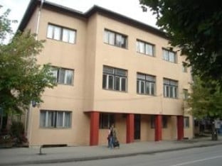 Jedan gađao flašom, drugi mokrio po spomeniku majoru VRS: Sud potvrdio optužnicu protiv dva muškarca: