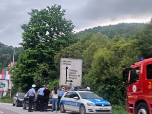 Драма: У току преговарање са мушкарцем који одбија да сиђе са дрвета